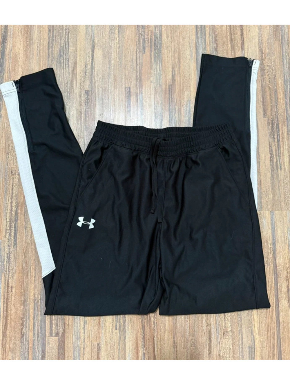 Under armour fitted athletic pants size small with zipper bottoms